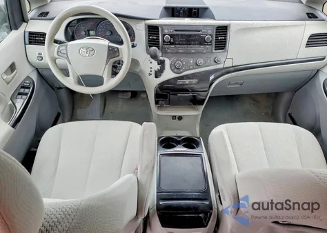 2012 Toyota Sienna Le z USA, uszkodzony, nr VIN 5TDKK3DC2CS240242